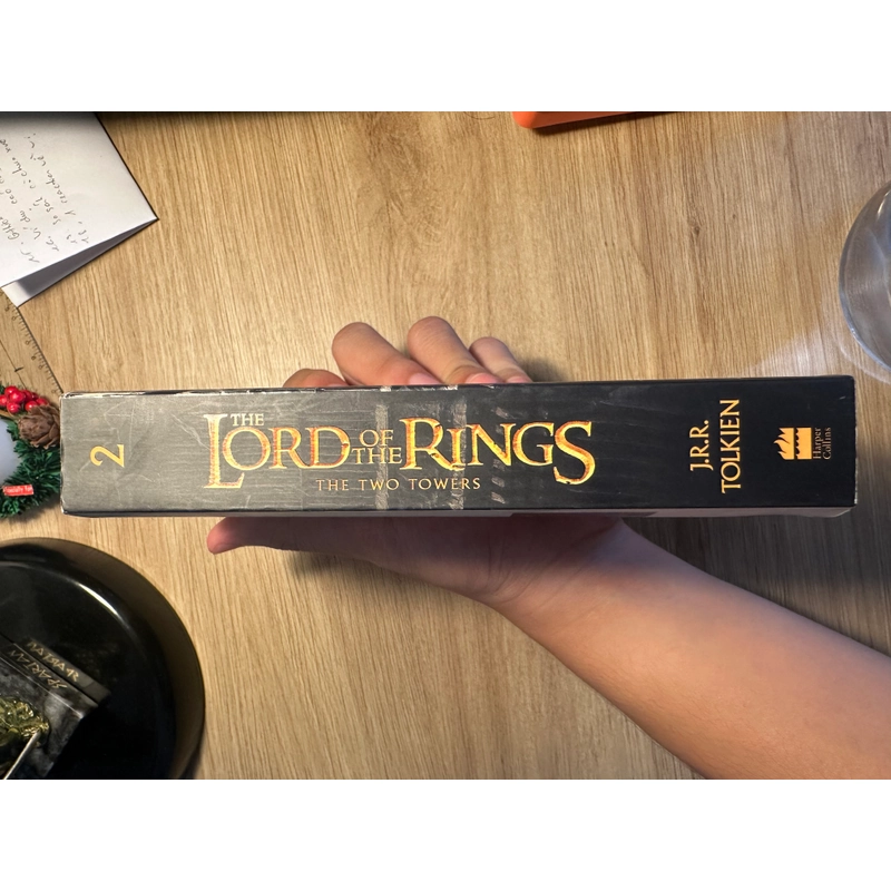 Sách tiểu thuyết The Lord of the Rings: The Two Towers – J.R.R. Tolkien – Mới 90% 528207