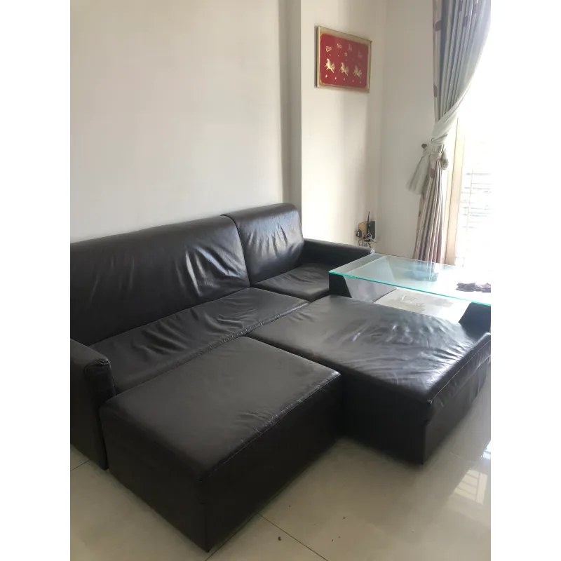 Ghế sofa da nâu đen hình chữ L cao cấp, mặt kính bàn uống nước 1023617
