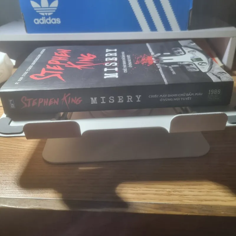 Misery - Chiếc máy đánh chữ đẫm máu ở vùng núi tuyết - Stephen King - 1980 Novel (sách cũ) 766356