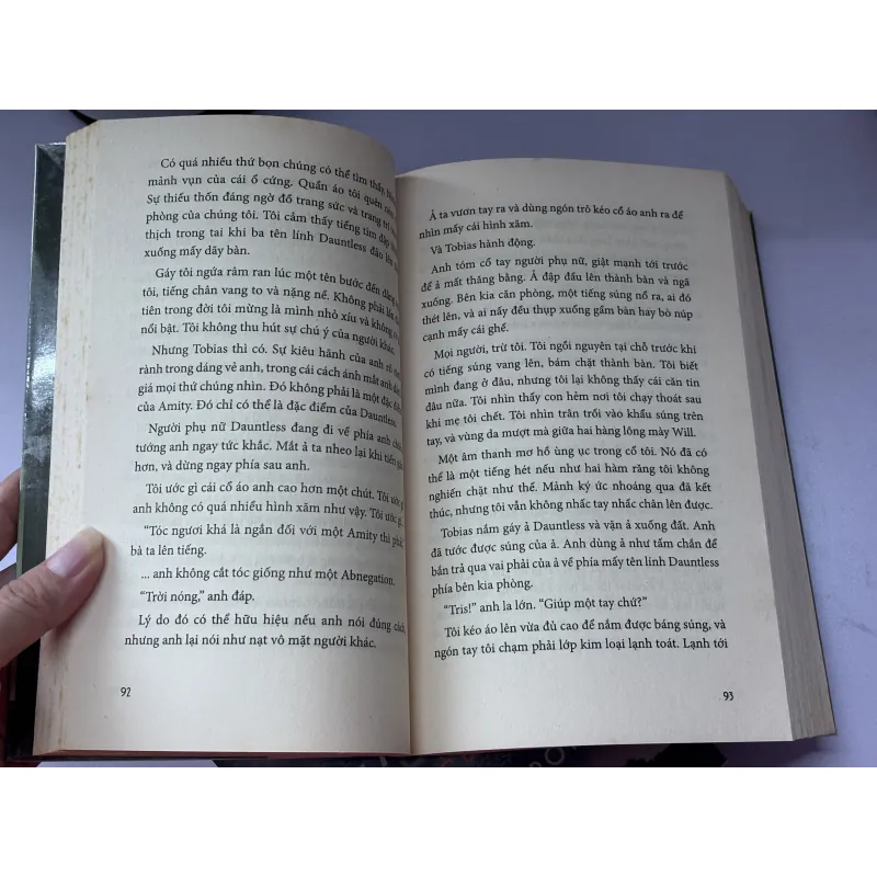 Divergent Những kẻ bất khả trị và Insurgent Những kẻ nổi loạn 1009268