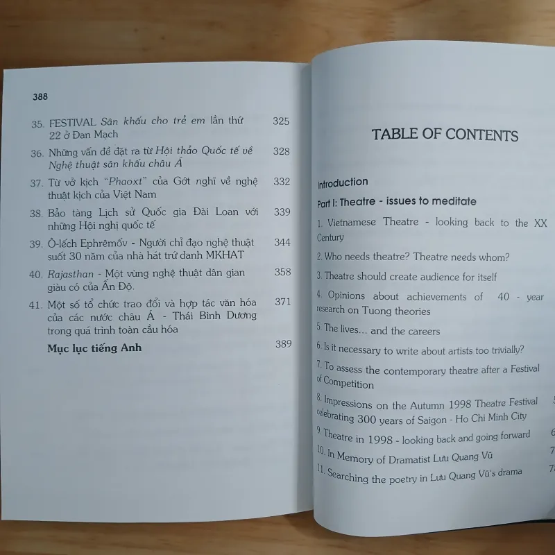 Sân Khấu Nghề & Nghiệp (Phê Bình & Tiểu Luận) - TS Lê Hoài Phương 780723