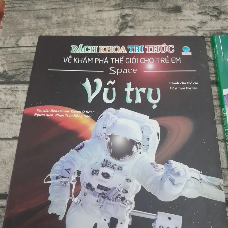 2 quyển sách màu về vũ trụ và các vì sao dành cho thiếu nhi 681941