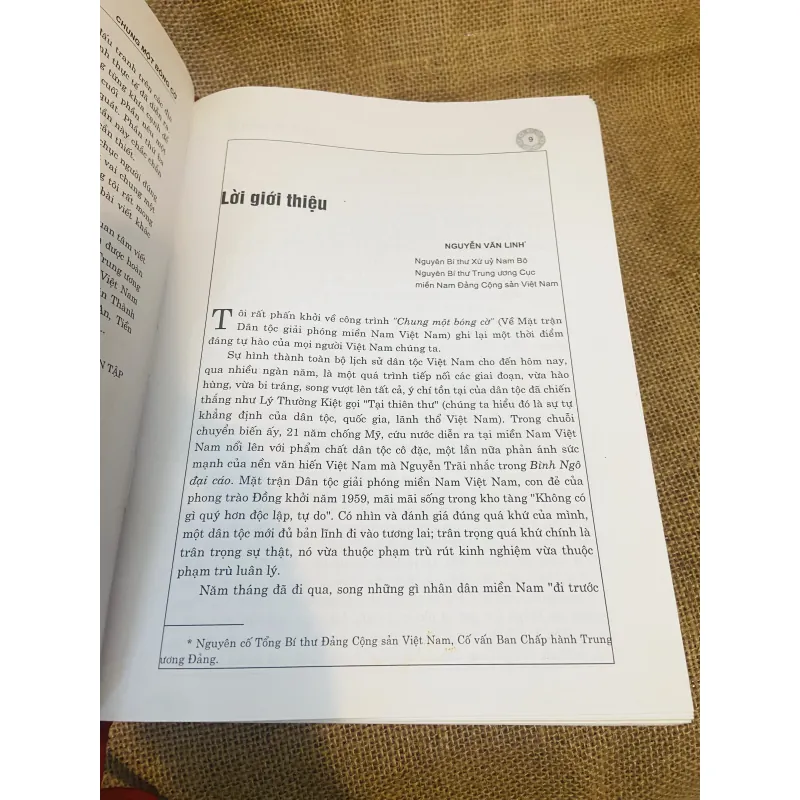 Chung một bóng cờ 1005113