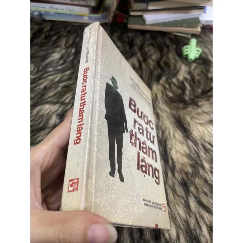 Bước ra từ thầm lặng  759182