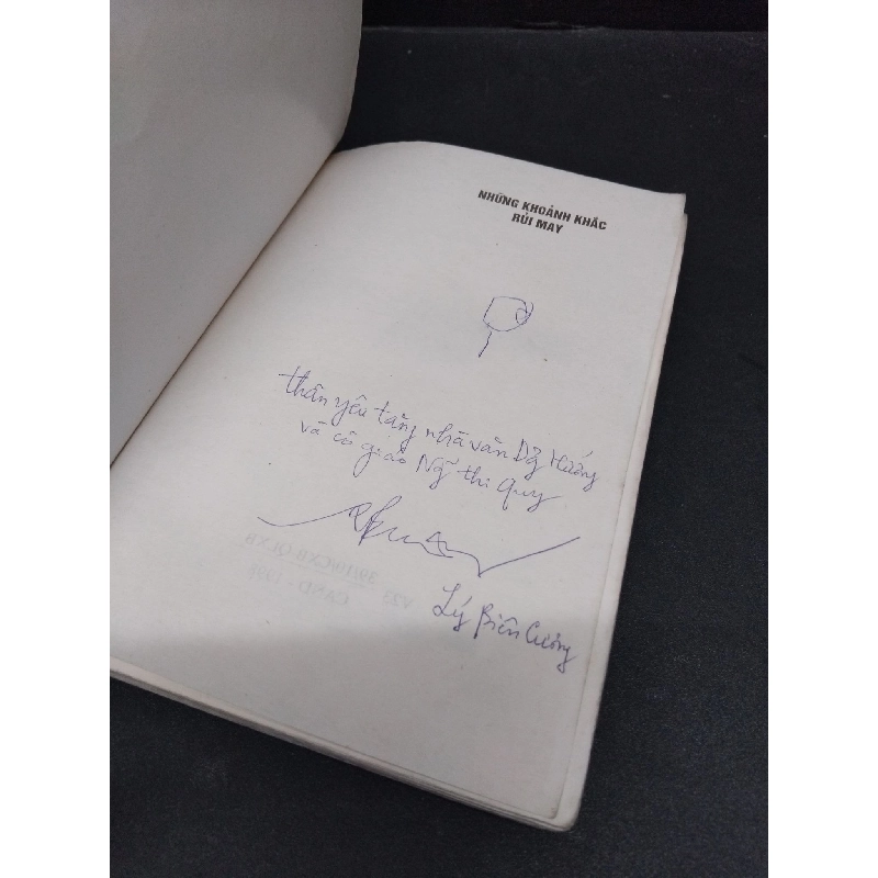 Những khoảnh khắc rủi may Lý Biên Cương mới 70% bẩn bìa, ố, bung gáy, có chữ ký tác giả, chữ viết, tróc gáy 1998 HCM.ASB3010 917884