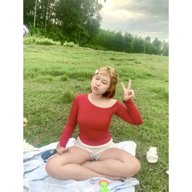 áo đỏ trễ vai tay dài 674318