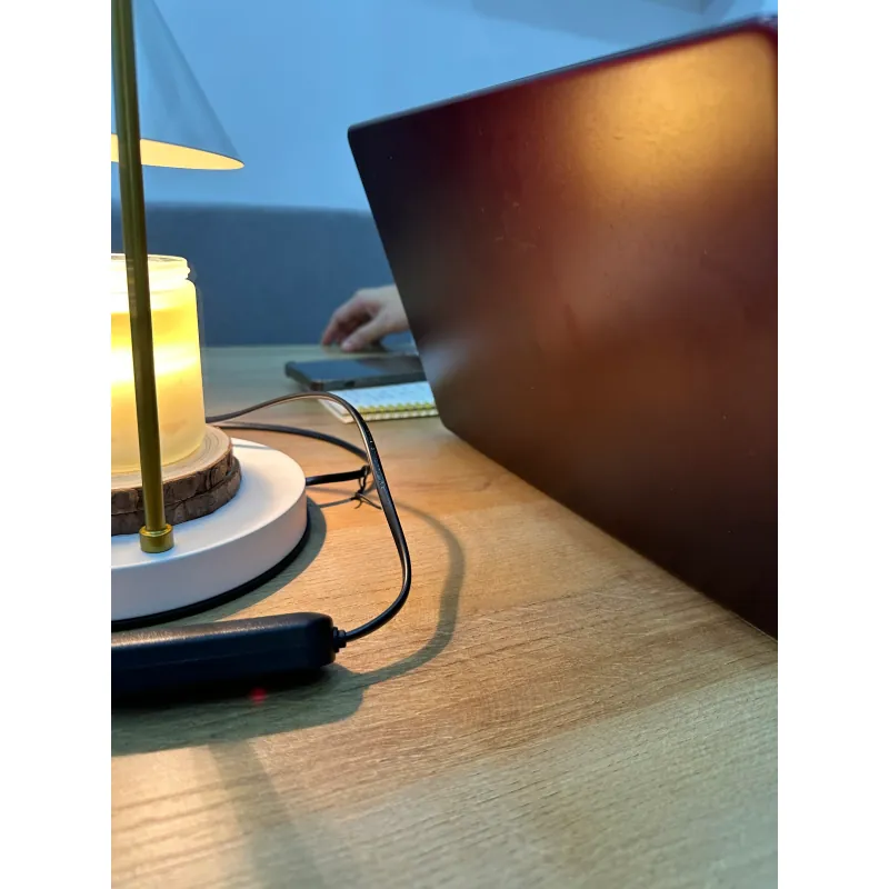 Đèn bàn trang trí để bàn hình chóp kết hợp đế gỗ dạng đứng nhỏ gọn 707505