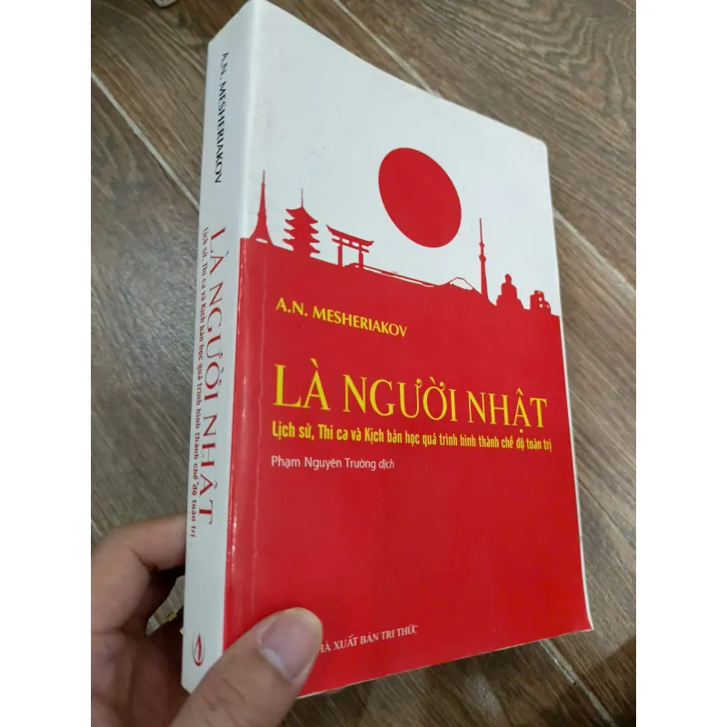 Là người Nhật - Lịch sử, Thi ca và Kịch bản học quá trình hình thành chế độ toàn trị 991332