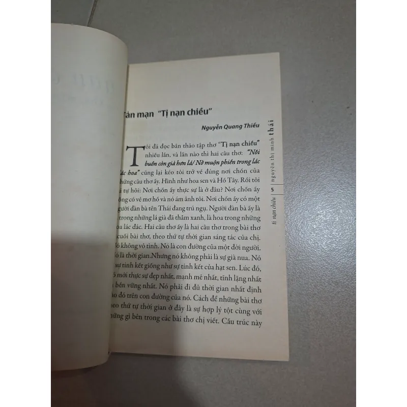 Tị nạn chiều của Nguyễn Thị Minh Thái 937509