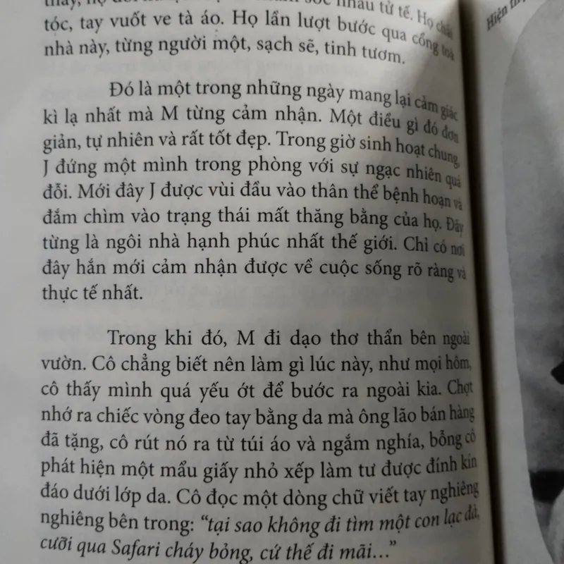 Tất cả đều giả dối, Tất cả đều mộng tưởng" của Nguyễn Thủy Hằng.   563737