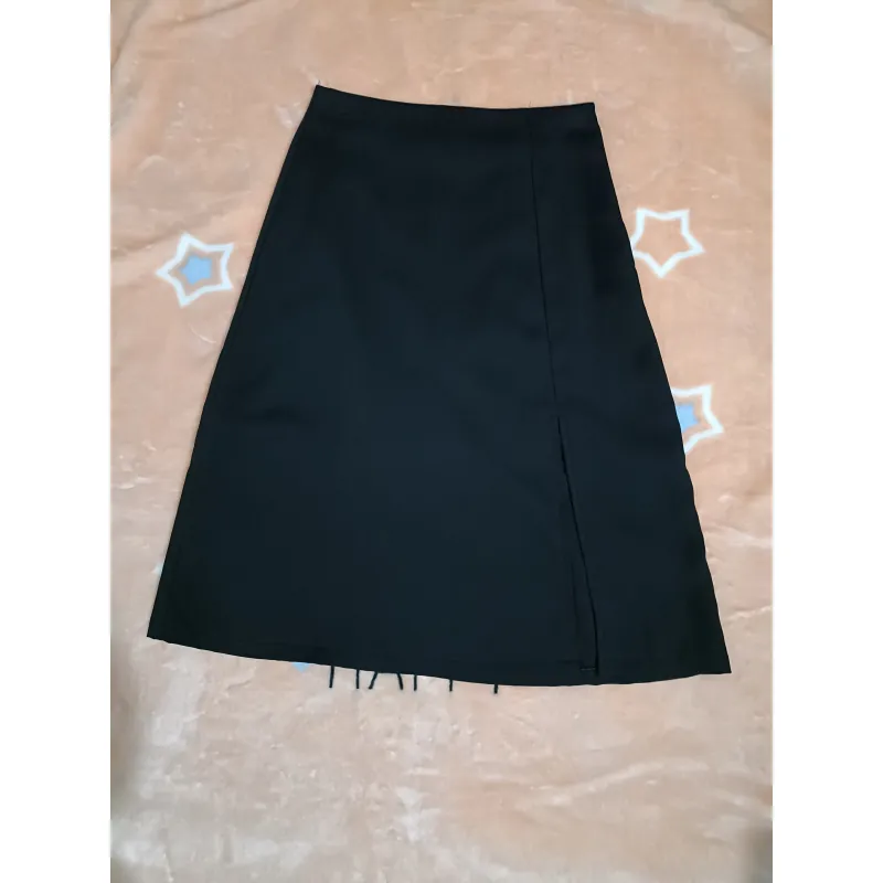 Chân váy đen xẻ tà một bên, cạp phẳng, khoá kéo sau 1008545