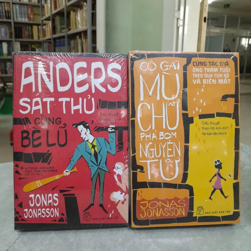 CÔ GÁI MÙ CHỮ PHÁ BOM NGUYÊN TỬ + ANDERS SÁT THỦ CÙNG BÈ LŨ - JONAS JONASSON 195519