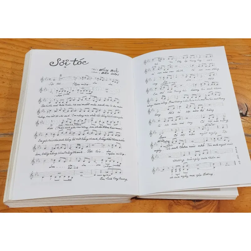 BAO LA TÌNH THƠ (Nhiều tác giả) - Lẵng hoa thơ chào mừng 1000 năm Thăng Long Hà Nội 791991