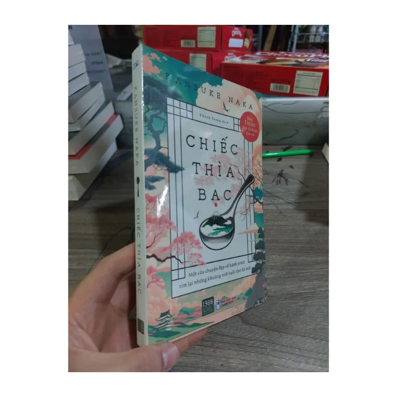 Chiếc thìa bạc 980416