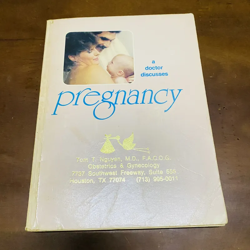 A doctor discusses pregnancy  726757