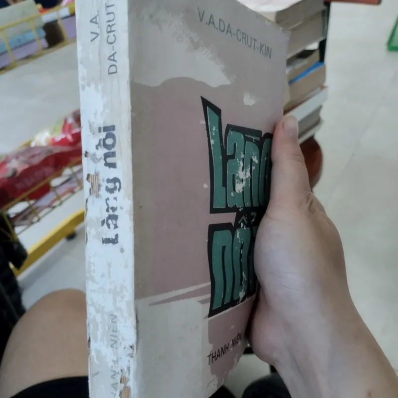 Làng Nổi" của tác giả V.A.DA-CRUT-KIN, được xuất bản bởi Nhà xuất bản Thanh Niên.  563605