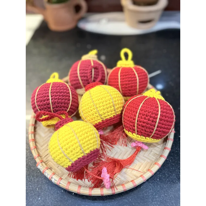 Đèn lồng mini làm bằng len trang trí không gian ngày Tết thêm rực rỡ  762764