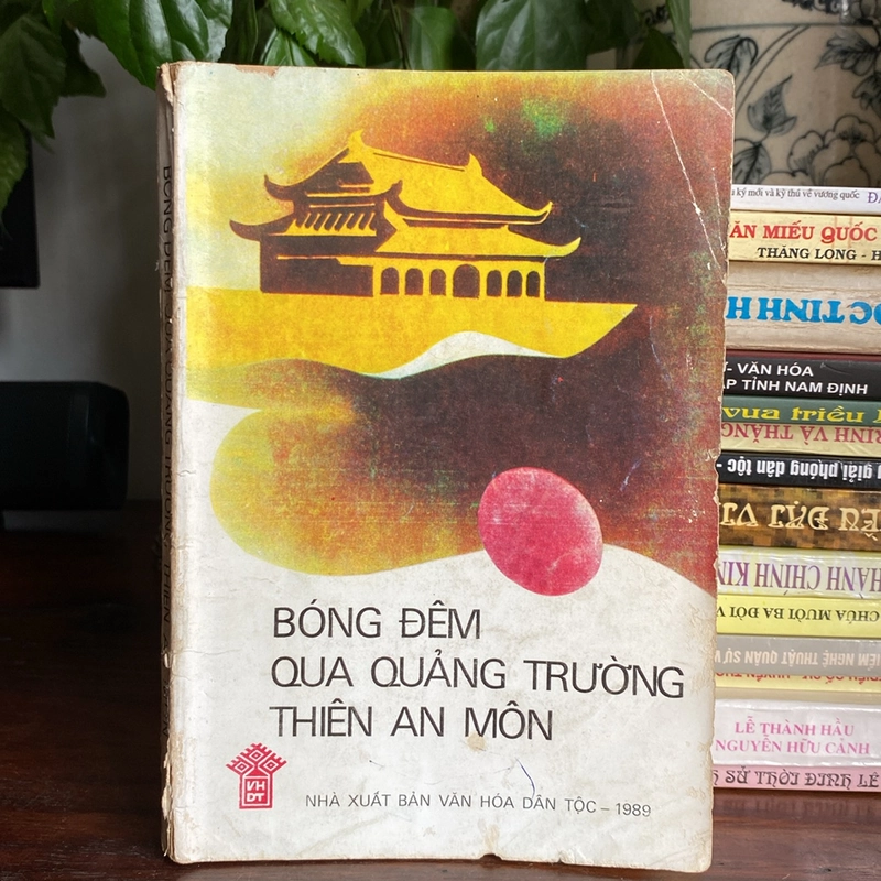 BÓNG ĐÊM QUA QUẢNG TRƯỜNG THIÊN AN MÔN (XB 1989) 502267