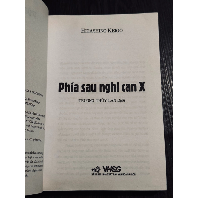 Phía sau nghi can X 472305