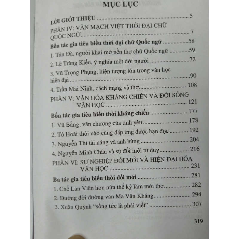 Luận về văn mạch Việt nghiên cứu và tiểu luận văn học - 2025 - 638 trang - Bìa cứng Sách văn học ANTQ3101 789895