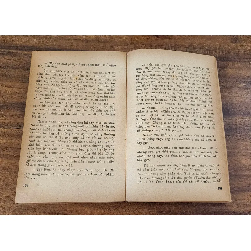 Trọn bộ 2 tập tiểu thuyết LÂU ĐÀI NGƯỜI BÁN NÓN của nhà văn A. J. Cronin 726028