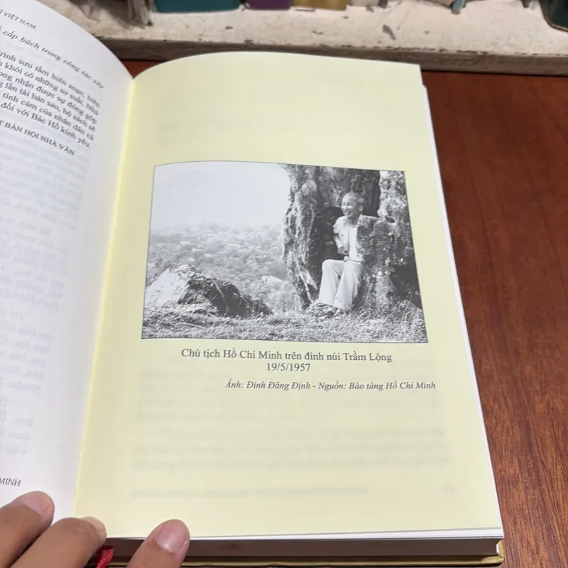 II Hồ Chí Minh Với Văn Nghệ Sĩ (Tập 4) - 2012 1009174