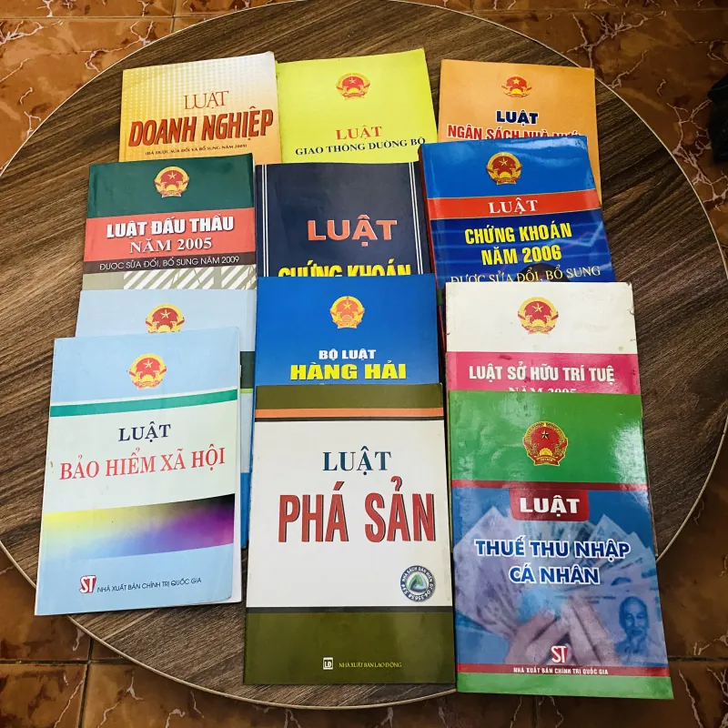 12 cuốn sách luật  932140