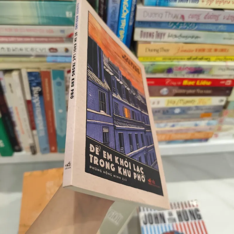 Để em khỏi lạc trong khu phố- Nobel Văn Chương 2014 563899