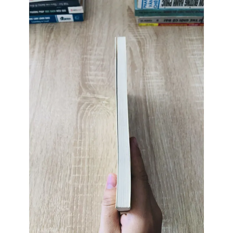 ĐI GIỮA VÔ THƯỜNG 1024381