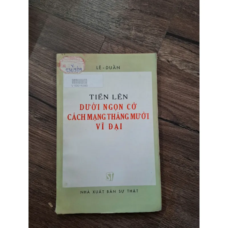 TIẾN LÊN DƯỚI NGỌN CỜ CÁCH MẠNG THÁNG MƯỜI VĨ ĐẠI 716010