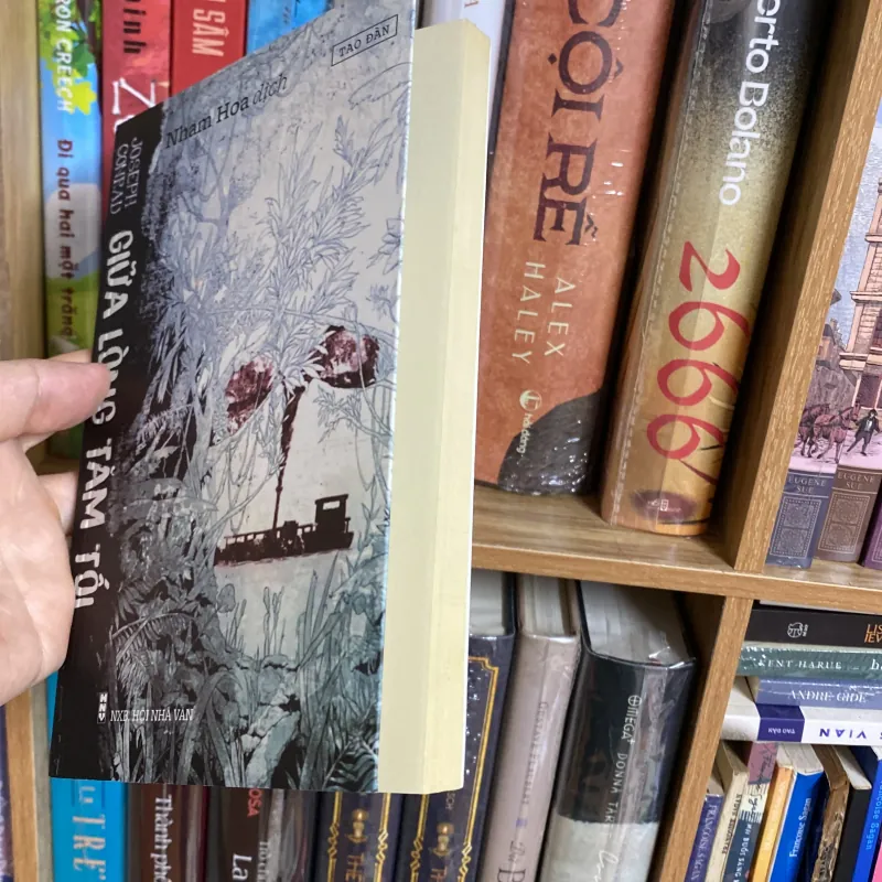 giữa lòng tăm tối - joseph conrad - sách chất lượng đẹp 931992