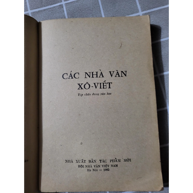 Các nhà văn Xô Viết - Thúy Toàn chủ biên 240334