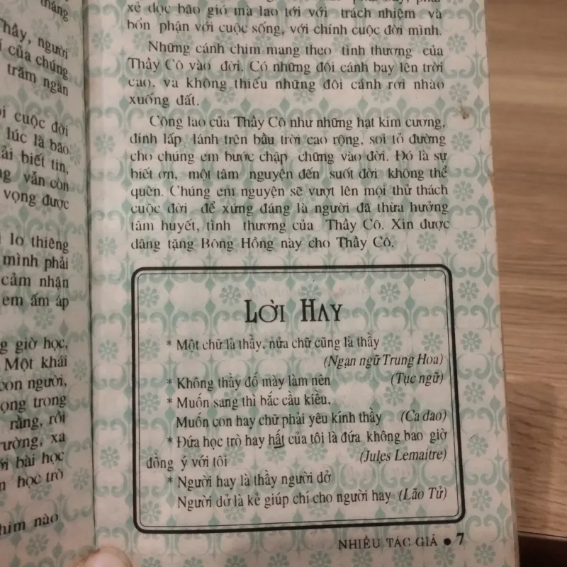 cuốn sách thơ có tên là "Bông Hồng Dáng Thần Cỏ" do Phương Quỳnh tuyển chọn 1032204