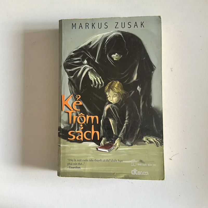 The Book Thief (Kẻ trộm sách) của Markus Zusak. 931747