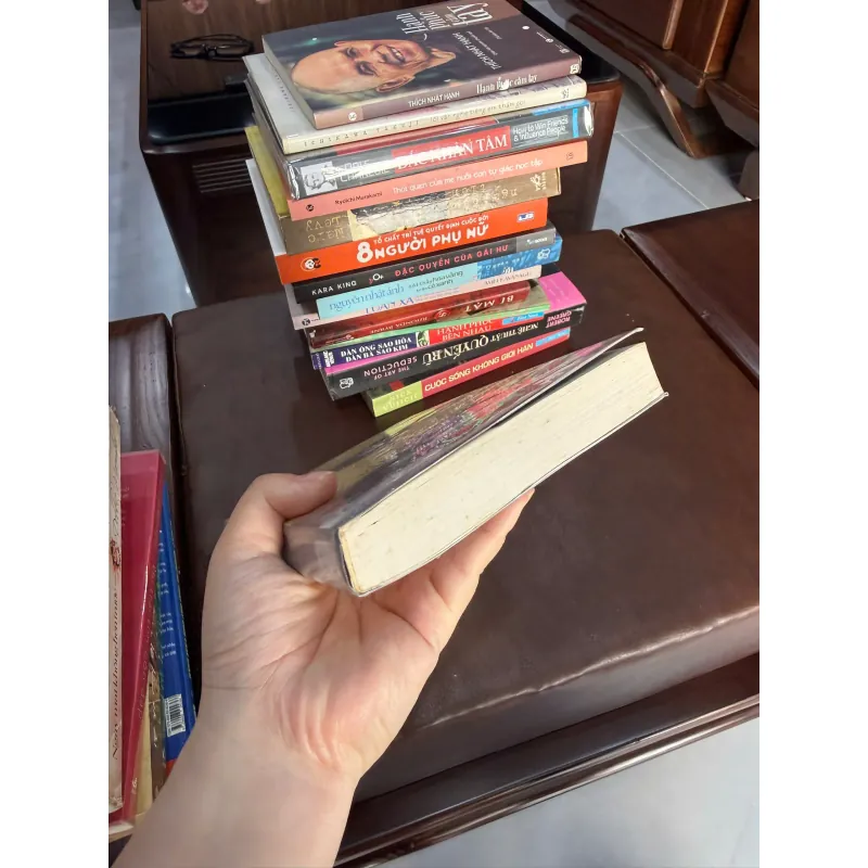 Suit đen và giày cao gót – Phạm Anh Thư (sách tản văn hiện đại)- K2 999796