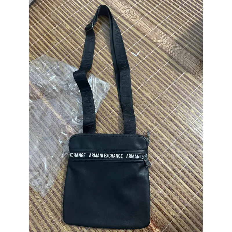 Túi đeo chéo Armani chính hãng mua bên nhật bản 698922