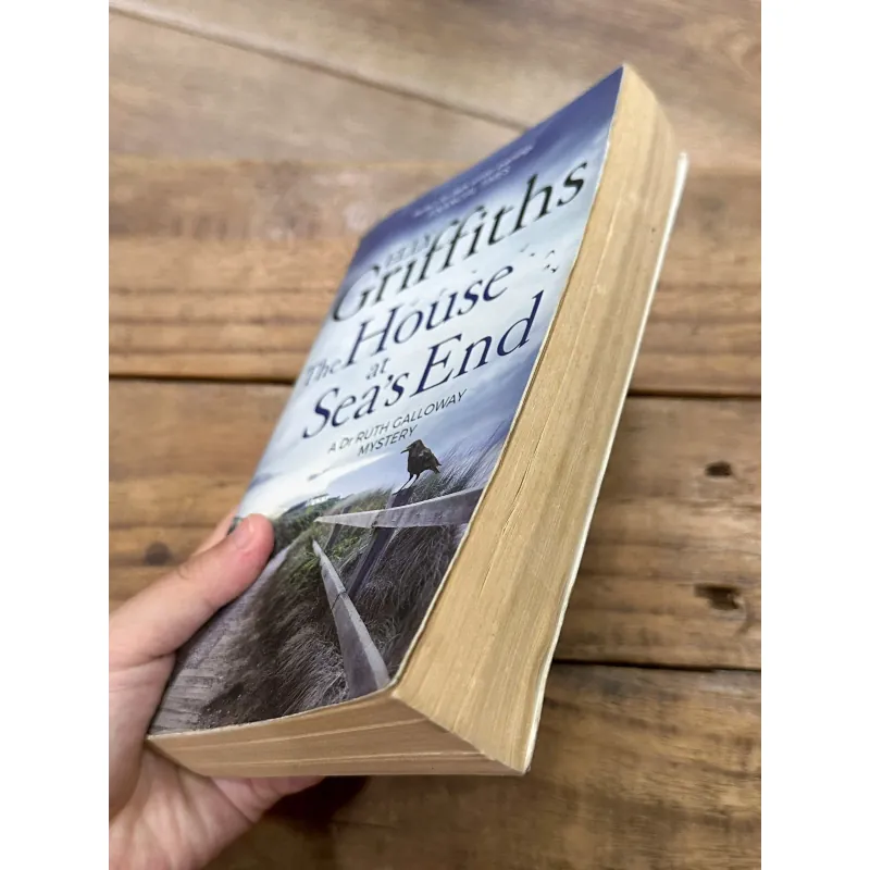 The House at Sea's End - Elly Griffiths 746381