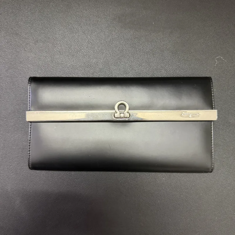 Ví nữ chính hãng Salvatore Ferragamo Leather Wallet màu đen 989639