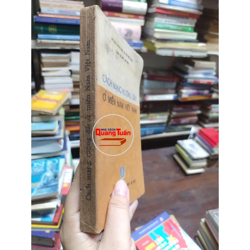 Sách - Cách mạng ruộng đất ở miền nam Việt Nam - Lâm Quang Huyên (A1) 564574