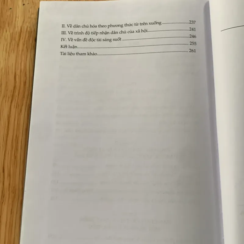 Một số vấn đề về dân chủ độc tài và phát triển  1022796