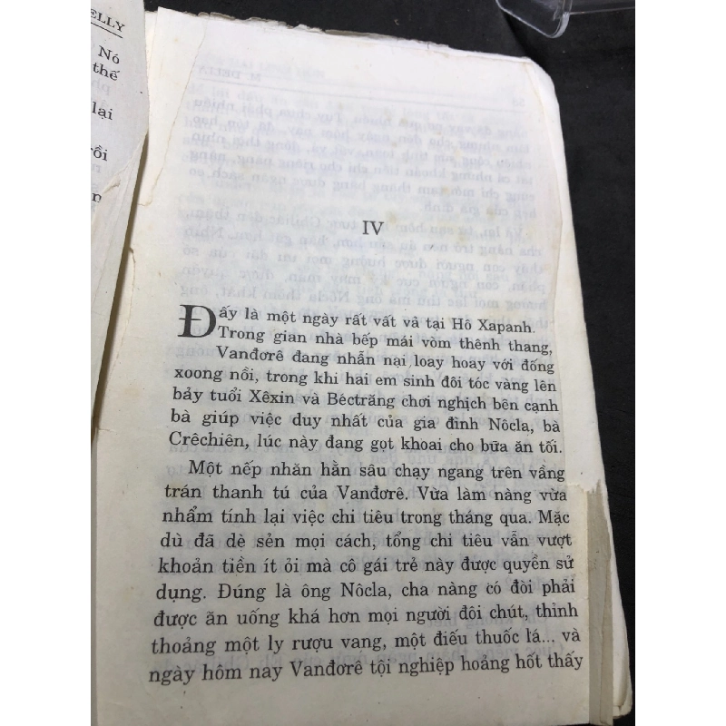 Giữa Hai Linh Hôn mới 60% ố vàng, bẩn bìa 1999 M. Delly HPB0906 SÁCH VĂN HỌC 915015