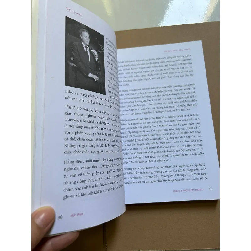 Mặt phải - Adam J Jackson 747622