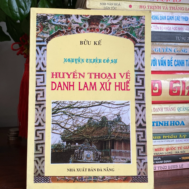 NGUYỄN TRIỀU CỐ SỰ - HUYỀN THOẠI VỀ DANH LAM XỨ HUẾ (XB 1999) 502420