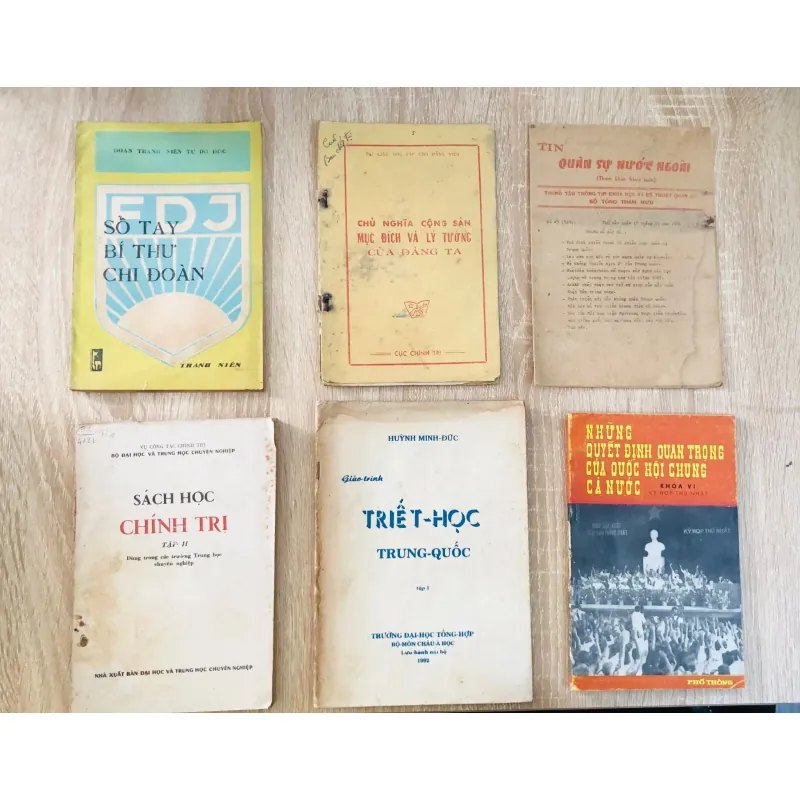 Hết lô 14 cuốn lịch sử chính trị như hình 150k 929046