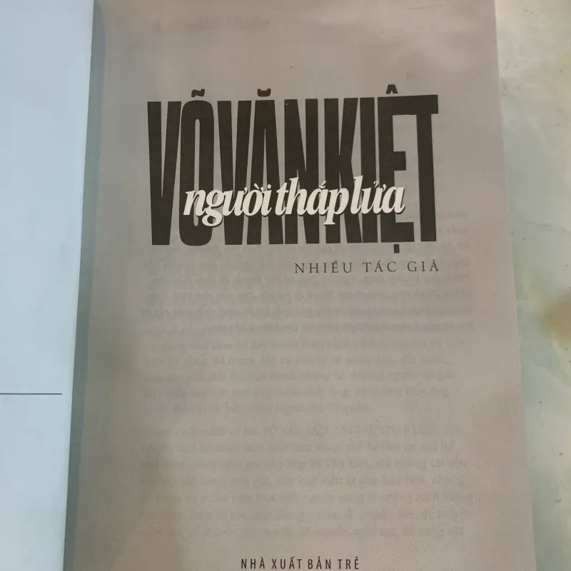 VÕ VĂN KIỆT NGƯỜI THẮP LỬA - NHIỀU TÁC GIẢ 783142