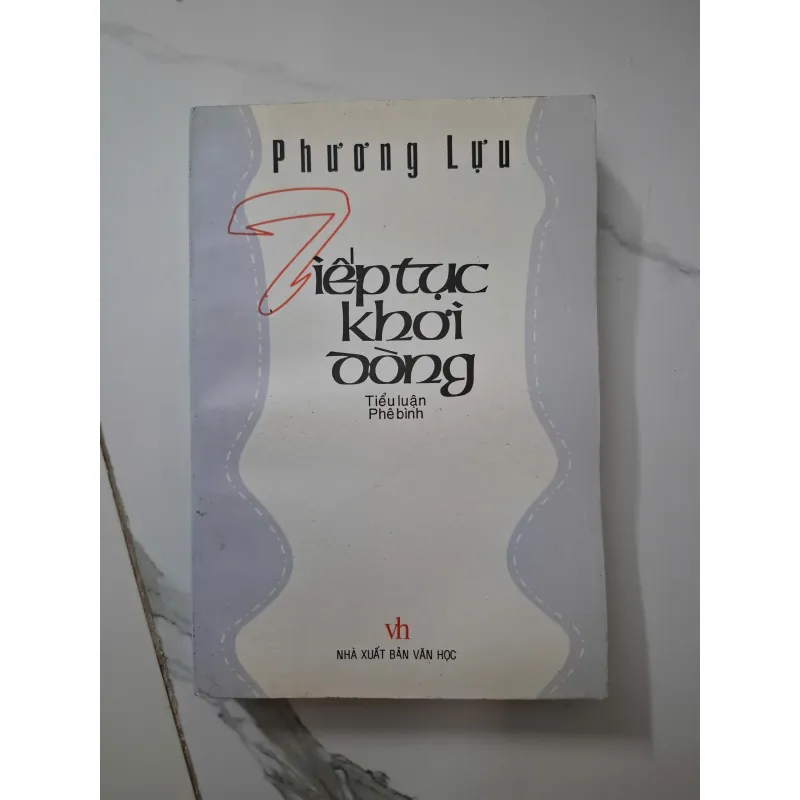 Tiếp tục khơi dòng - Phương Lựu - Tiểu luận phê bình 1020641