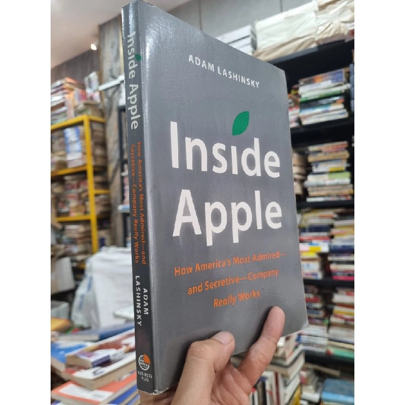 INSIDE APPLE : HOW AMERICAN'S MOST ADMIRED AND SECRETIVE - COMPANY REALLY WORKS - Adam Lashinsky 144136