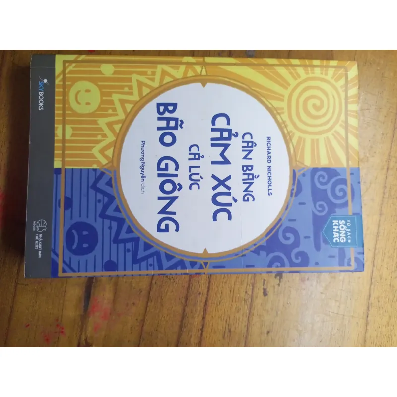 Sách còn mới cân bằng cảm xúc cả lúc bão giông Richard Nicholls 783215
