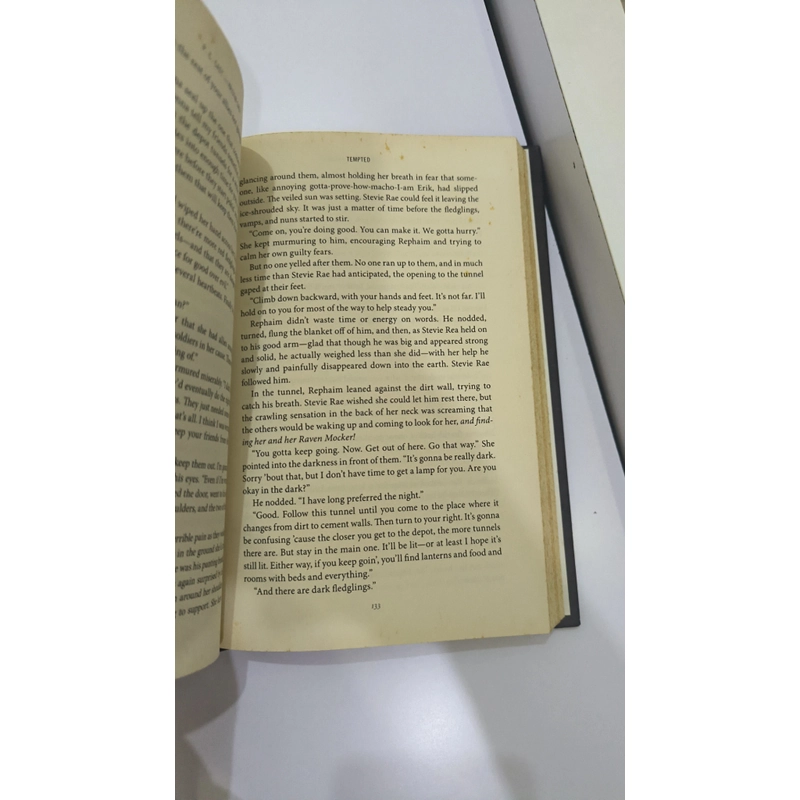Bìa cứng Tempted (NYT BESTSELLING AUTHORS: P.C. CAST & KRSTIN CAST) 538214