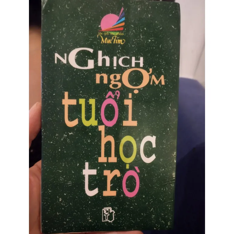 cuốn sách có tên là "Nghịch ngợm tuổi học trò" 1025387